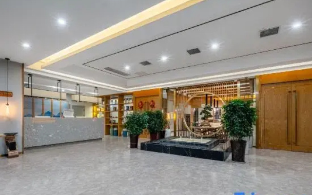 Yueju Hotel (Xinyang High-speed Railway East Station Daxin Plaza)