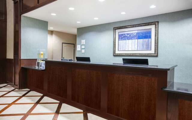 La Quinta Inn & Suites by Wyndham DFW Airport West - Euless