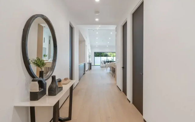 Noble Modern - Urban Sanctuary in Sherman Oaks With Poolside and Patio