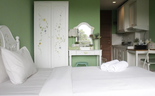 Stylish & Comfortable Studio at Beverly Dago Apartment – Guest Rooms – Bandung