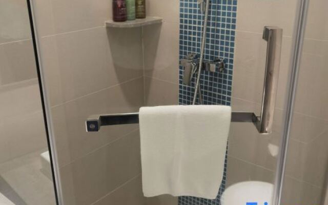 Lanhai Business Hotel (Yongcheng Zhongxin Bus Station Municipal Government)