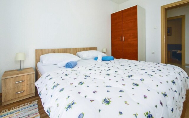 Stunning Home in Mali Rat With Wifi and 3 Bedrooms