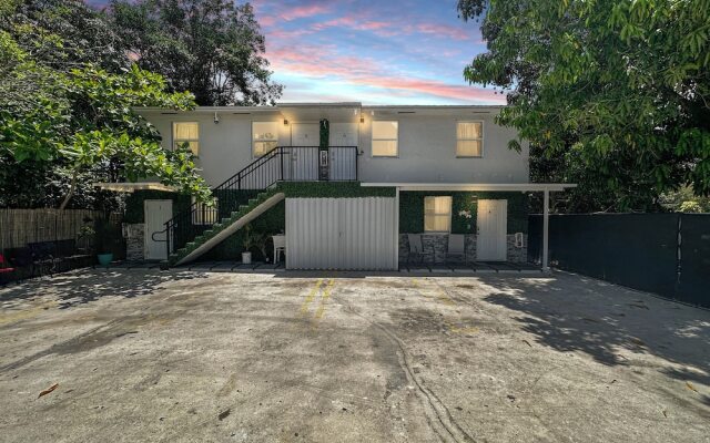 Jungle Getaway Wynwood Massage shower BBQ Patio