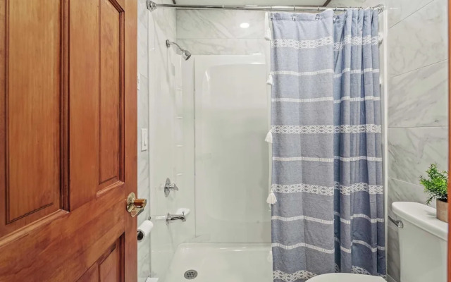 Stylish Renovated Home Open Layout, Coffee Bar + Near Hiking & Waterfalls