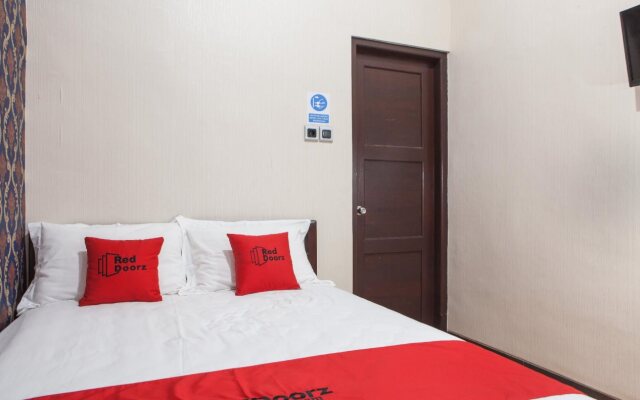 RedDoorz near Basuki Rahmat