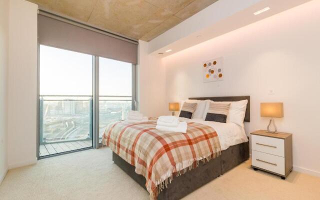 Royal Style Apartment - 5 Mins Walk to Excel London