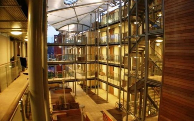 2 Bedroom Apartment With Private Parking in Bristol