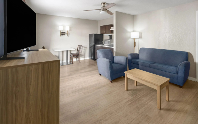 Super 8 by Wyndham Ellenton Bradenton Area