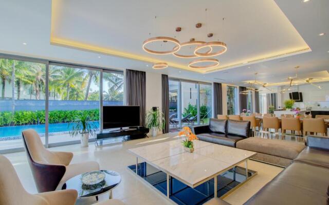 Five Stars 5 Bedrooms And 1 Movie Room Beachfront