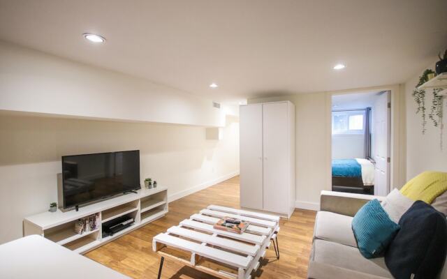 Leslieville Cozy & Bright Apt in Trendy Beaches