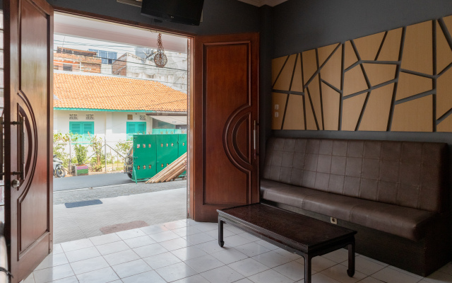 OYO 1111 Pasar Baru Inn