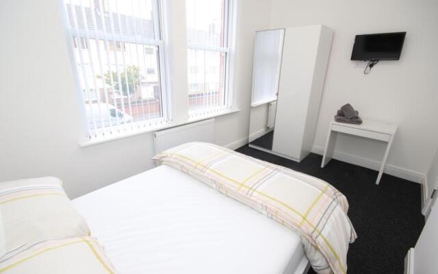 Stylish 7 Bed House, close to City Centre
