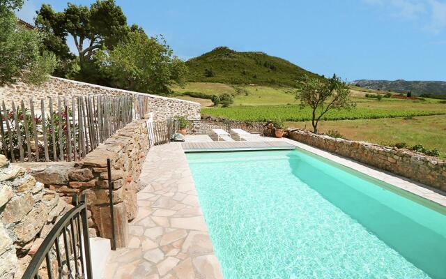 Alluring Apartment in Villesèque with Jacuzzi