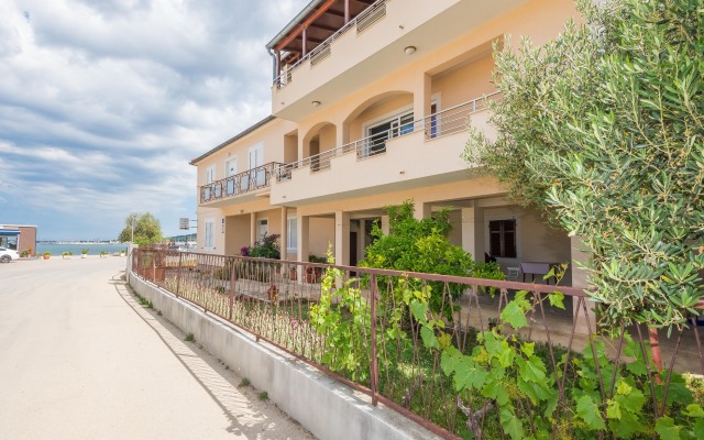 Beachfront Apartment Mira 2