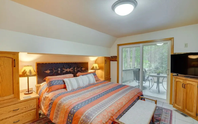 Waterfront Home w/ Hot Tub & Fire Pit in Sunriver!