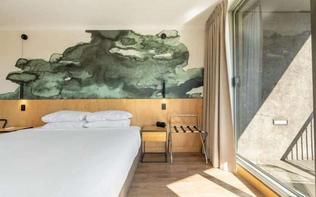 Quirky CBD 1-bed With Pool, Sauna and Balcony – Guest Rooms – Brisbane