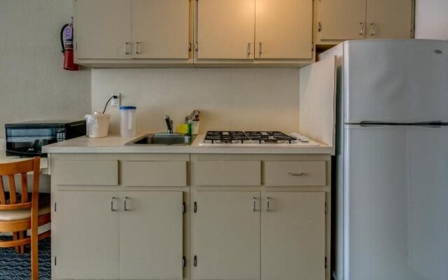 Admiral Resort Motel