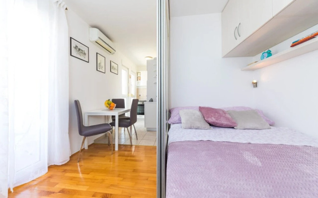 Close to Znjan Beach, Spacious Studio With Balcony