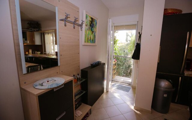 Pine-Tree Apt w/ Private Garden 50 m from the Sea