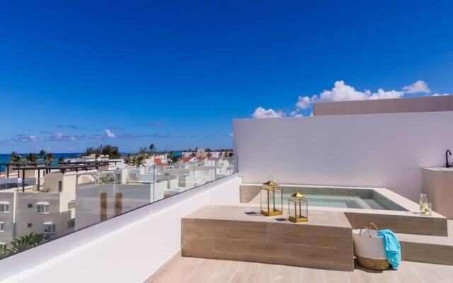 Elegant and Spacious Penthouse With Ocean View