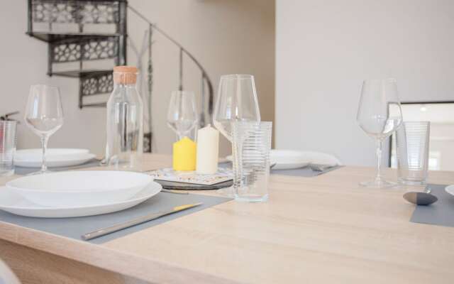 Liiiving - Downtown Balcony Apartment