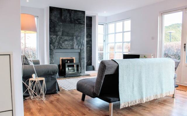 Beautiful Home With Castle Views and Garden and Parking
