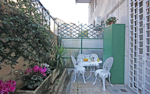 Cozy & Lively Vatican Apartment