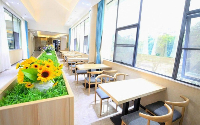 Manhattan Hotel Guilin Liangjiang Sihu Arctic Plaza