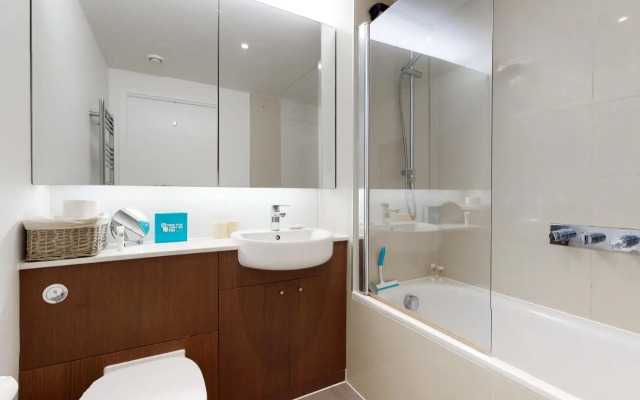 Lovely 2 bedroom flat with balcony in Stratford
