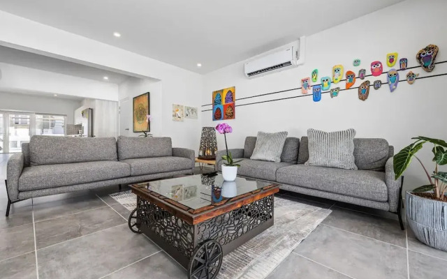Modern Trestrapi Beach Villa 8 bed 8 Bath 2 Pools