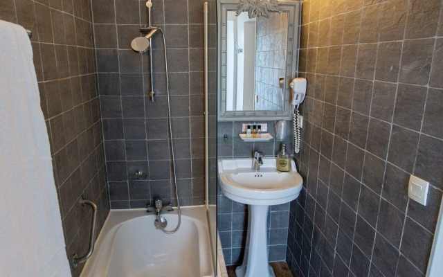 Hôtel Traiteur les Ormes, The Originals Relais