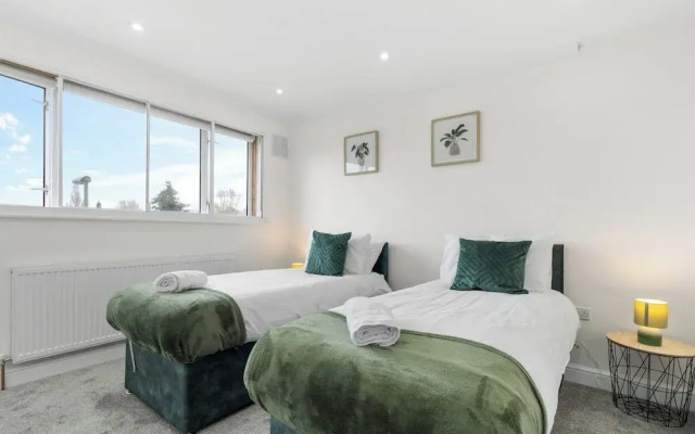 Staines House-3bed-sleeps7- Freep-close to Airport