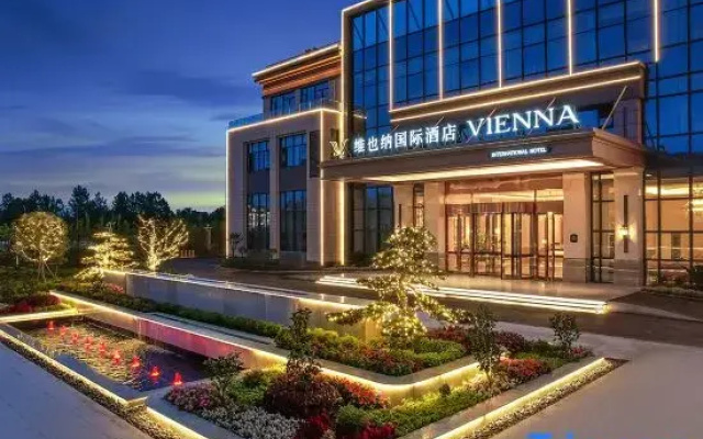 Vienna International Hotel (Tianhe Airport Pankong City Subway Station)