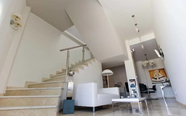 Hospederia Almundo by Alexandra Realty