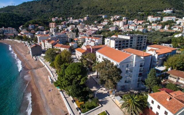 De Lux Apartments