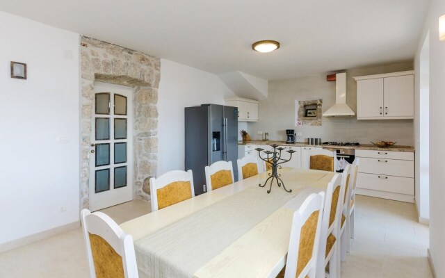 Stunning Home in Lovorno With Wifi and 5 Bedrooms