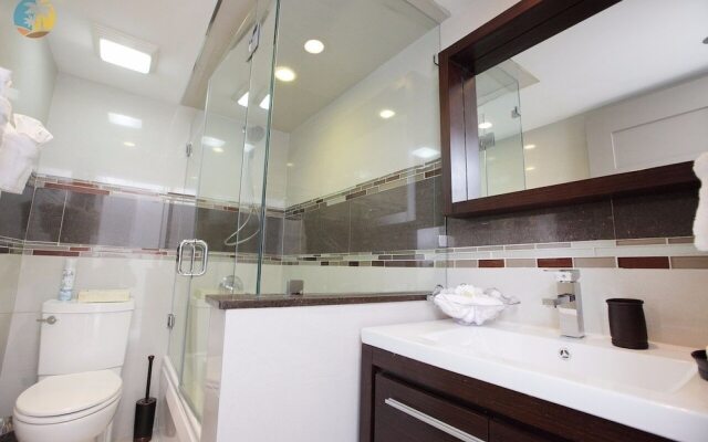 Alexander 1419 3 Bedroom Apts by RedAwning