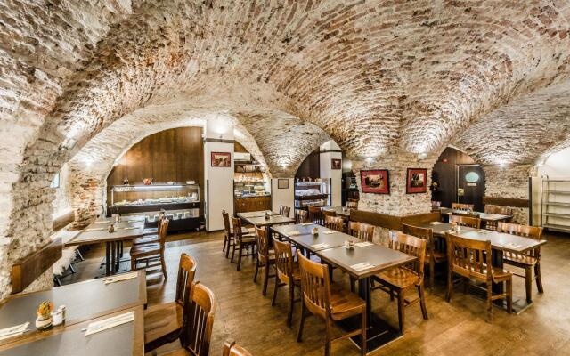 Archibald At the Charles Bridge