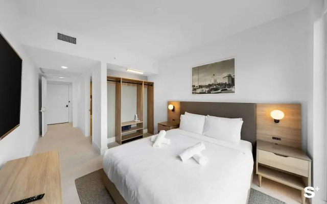 Downtown 1BR Apt with Skyline Views