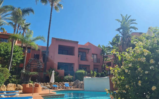 Luxury 2-bed Apartment Elviria - Pool, Sauna & gym