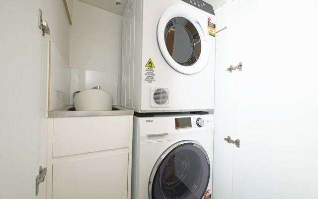 Preston Spacious 2-BRM Apt. Free-Parking