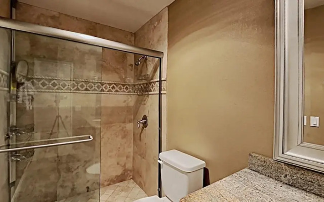 Large Upgraded 4 Bedroom Condo in Mammoth! Easy access To Hot Tubs, Pool, Sauna by RedAwning