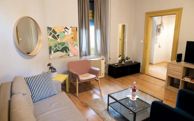 KLAU10 Studio Apartment In Party District.