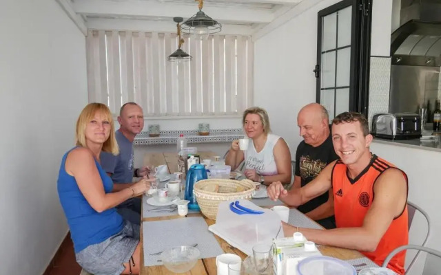 Surfers Retreat - Hostel - Adults Only