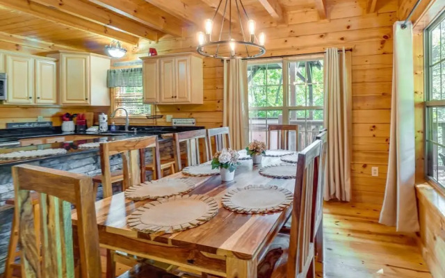 Gatlinburg Getaway - Private Theater Hot Tub