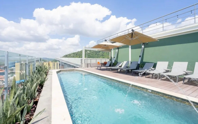 w Exceptional 1BR With Balcony in Casco View