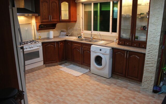 Beautiful 2 BR Apt Quiet & Private