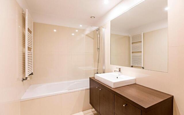 2BR Flat by Metro w/ Free Parking by LovelyStay