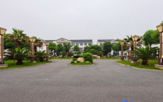 Mingzhu Lake Swan Garden Resort