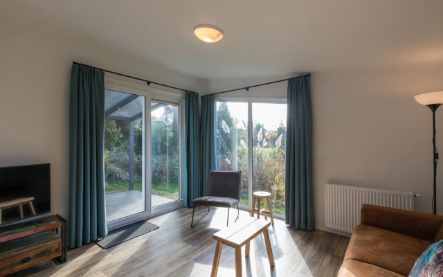 Chalet in Vrouwenpolder With Garden